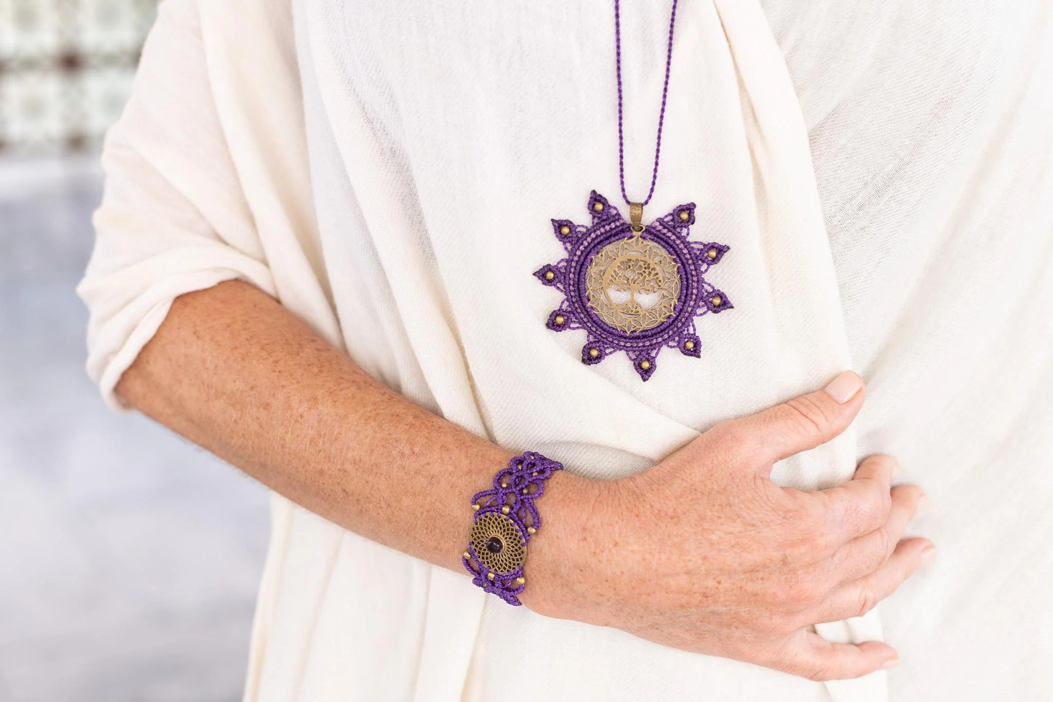 conjunto-de-colgante-y-pulsera-de-macrame-en-color-violeta