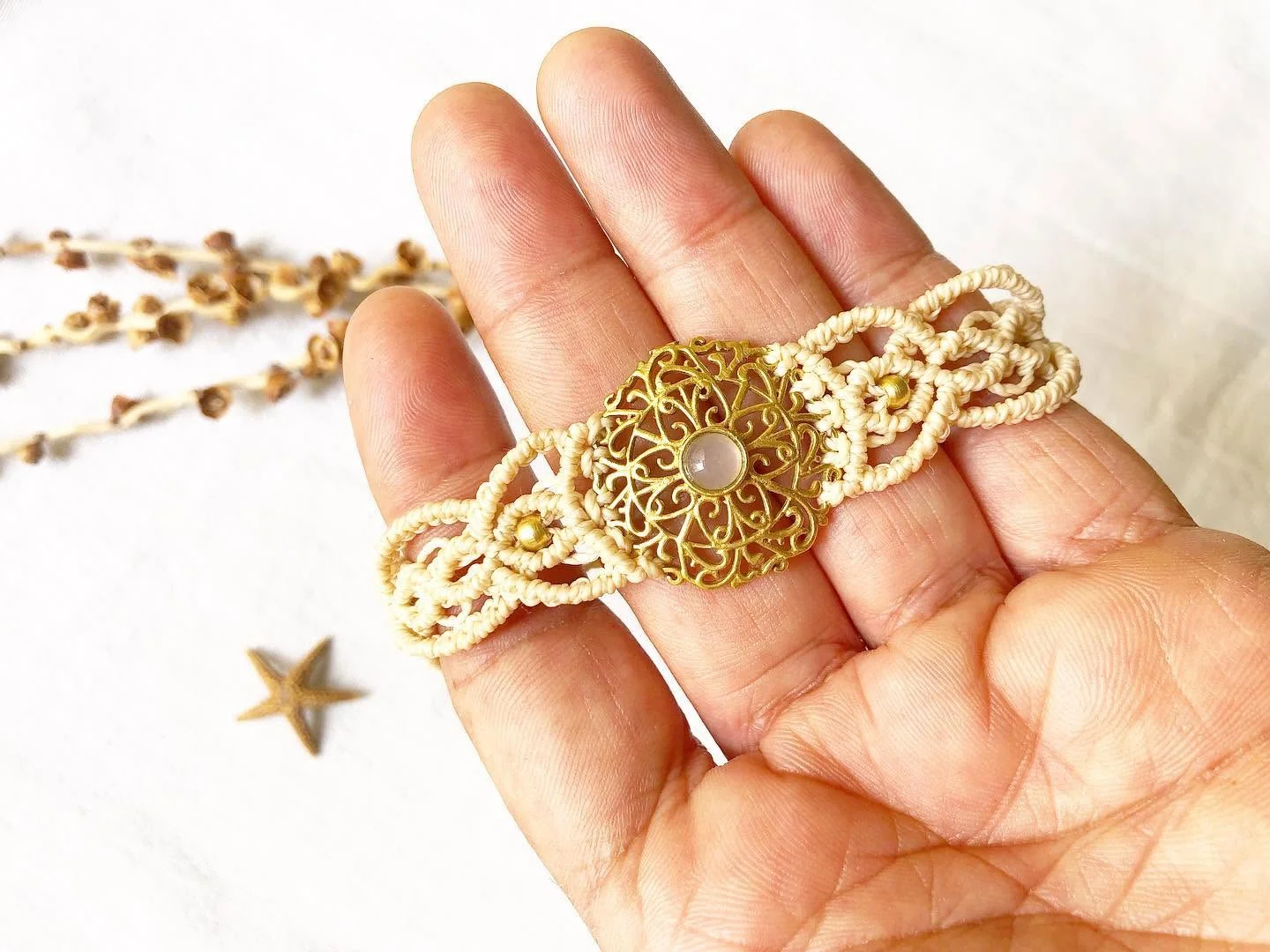 pulsera-de-macrame-con-cuarzo-rosa
